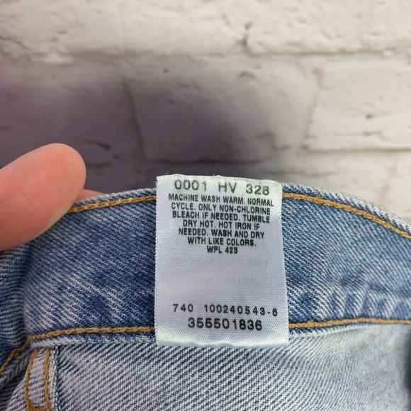 Levi’s 550 Vintage Relaxed Fit HighRise Mom Shorts - Picture 6 of 6